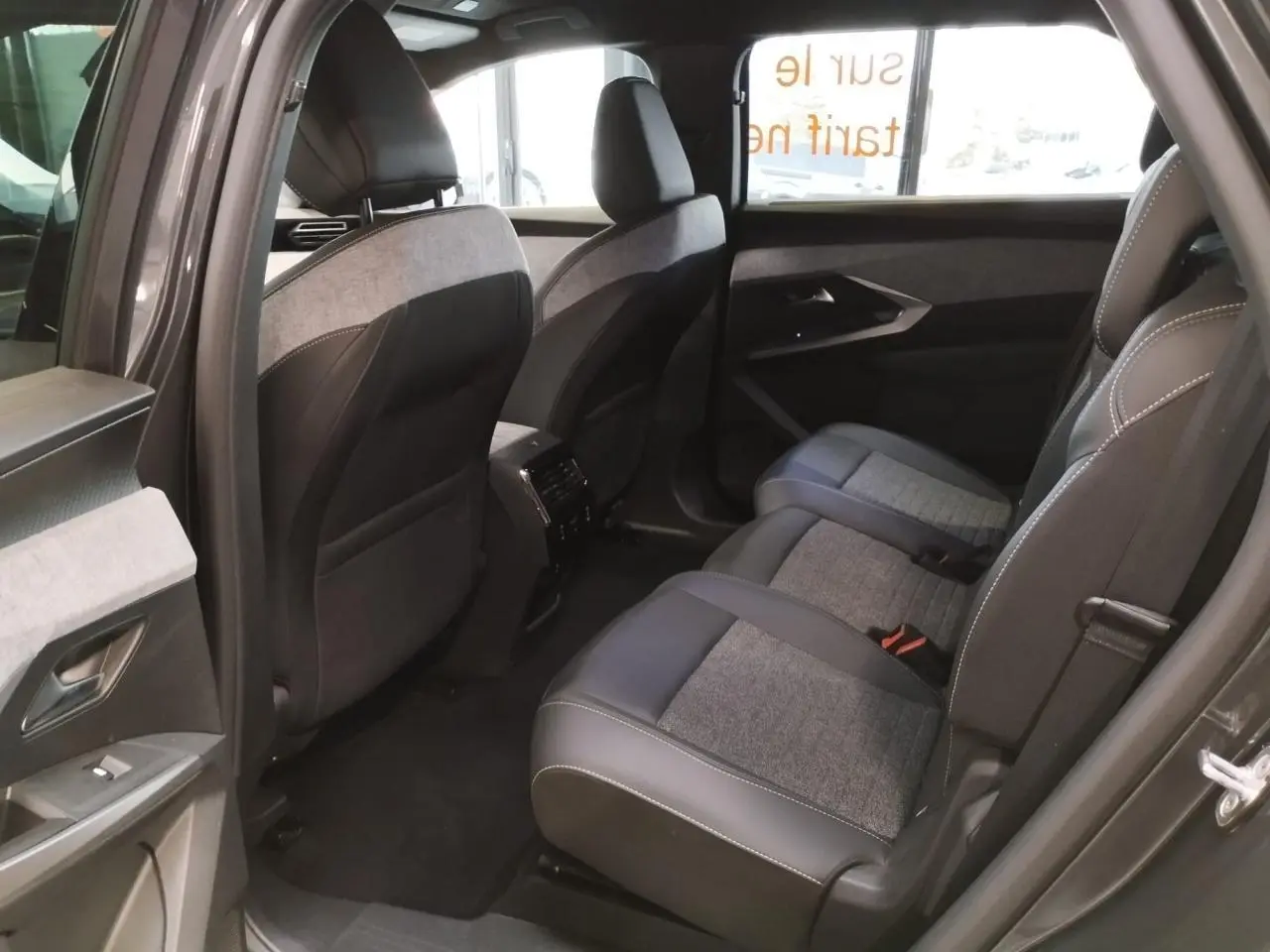 Vue intérieure côté gauche des sièges arrière gris tissu et cuir du Peugeot 5008 2025 finition Allure hybride.