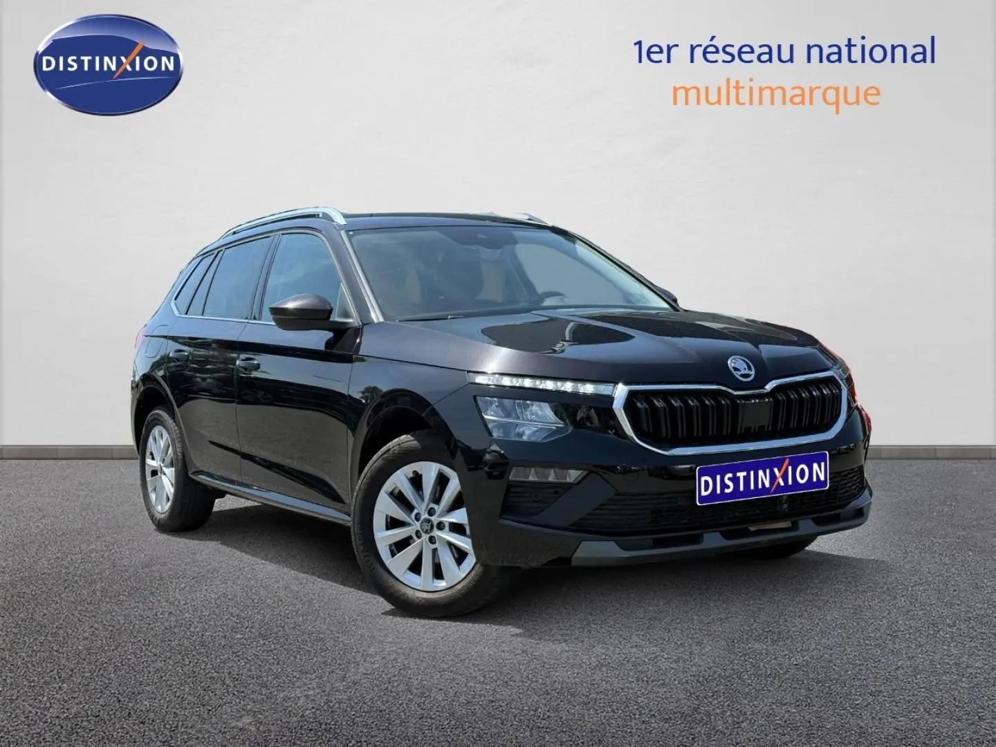 Skoda Kamiq 2025 noir Magic nacré en 3/4 avant droit, avec calandre chromée et jantes argentées.