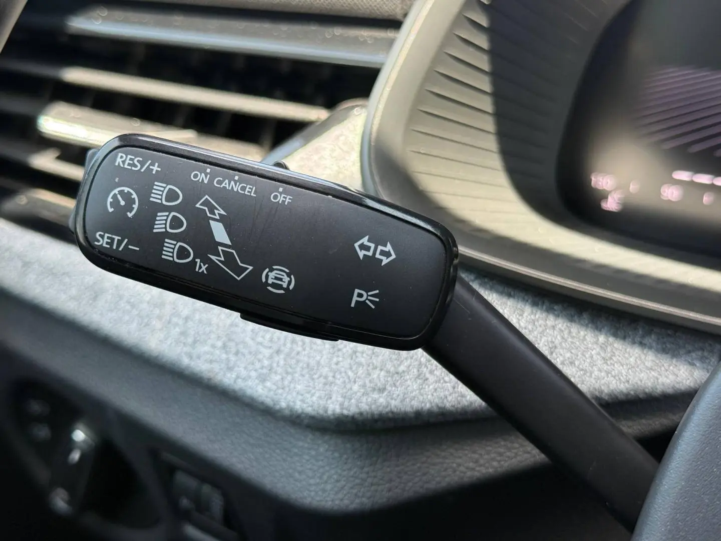 Gros plan sur la commande de régulateur de vitesse et clignotants du Skoda Kamiq 2025, intérieur noir.