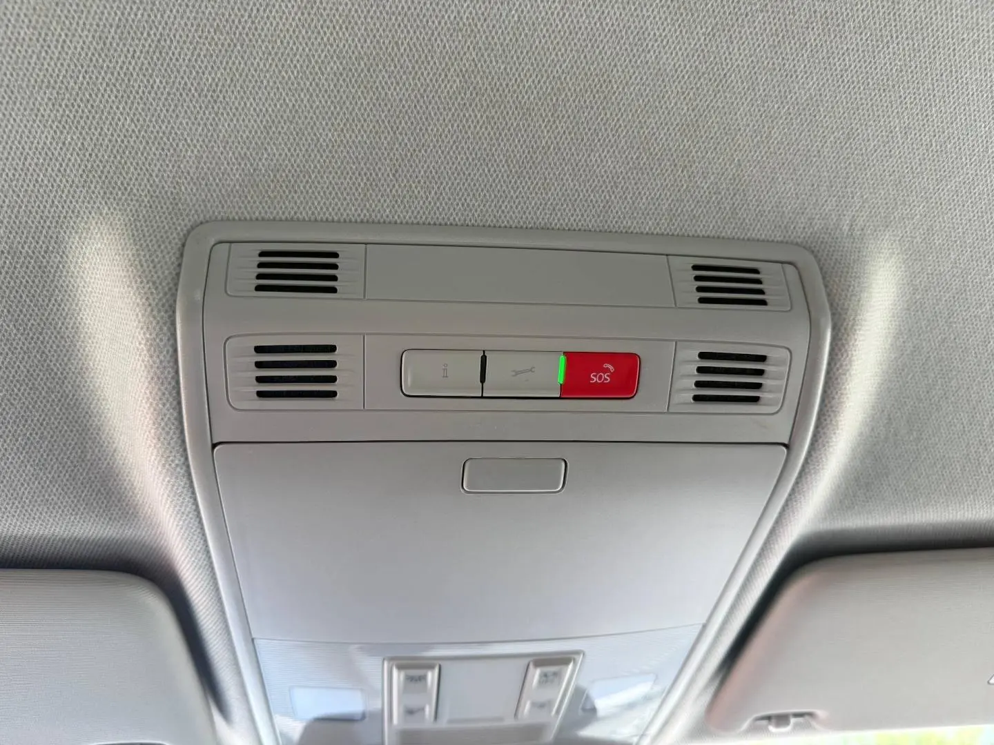 Plafonnier intérieur gris clair avec boutons SOS et ventilation, détail de la Skoda Kamiq 2025 en essence noir nacré.