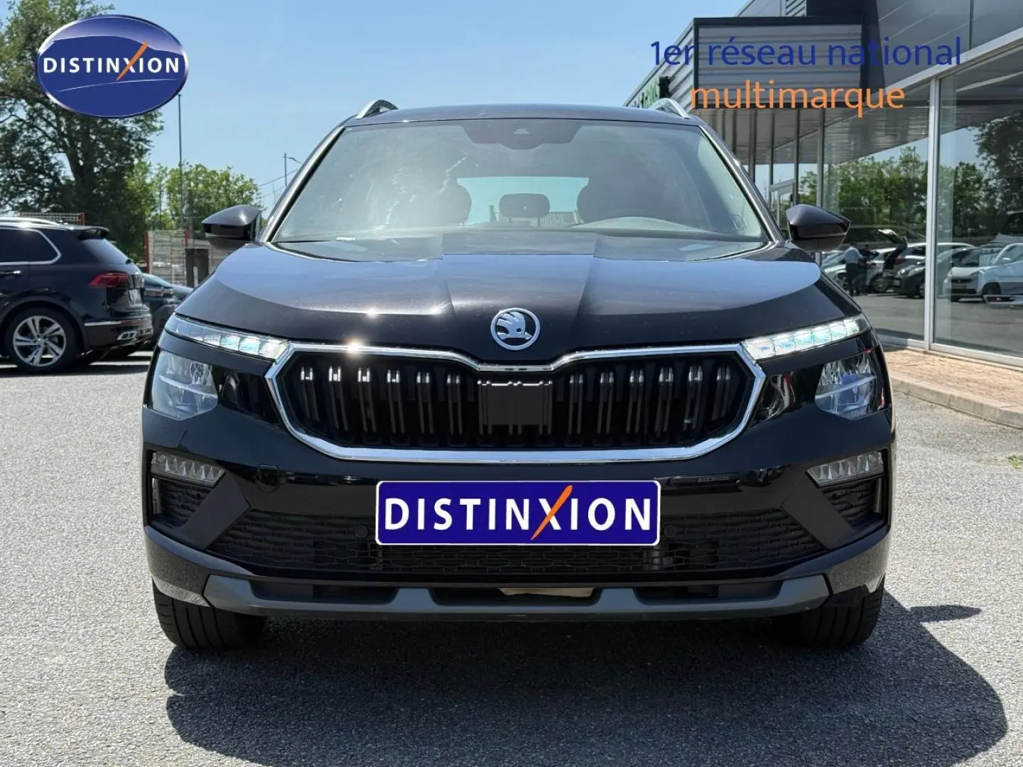 Vue frontale d'un Skoda Kamiq 2025 noir Magic nacré avec calandre chromée et phares LED allumés.