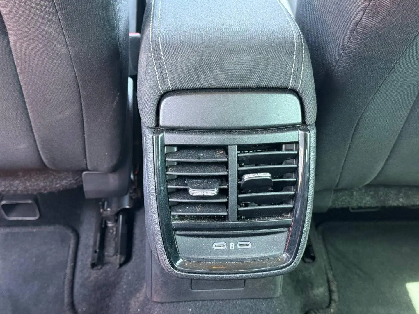 Vue rapprochée des aérateurs arrière et ports USB-C au centre de l'habitacle du Skoda Kamiq noir Magic nacré 2025.