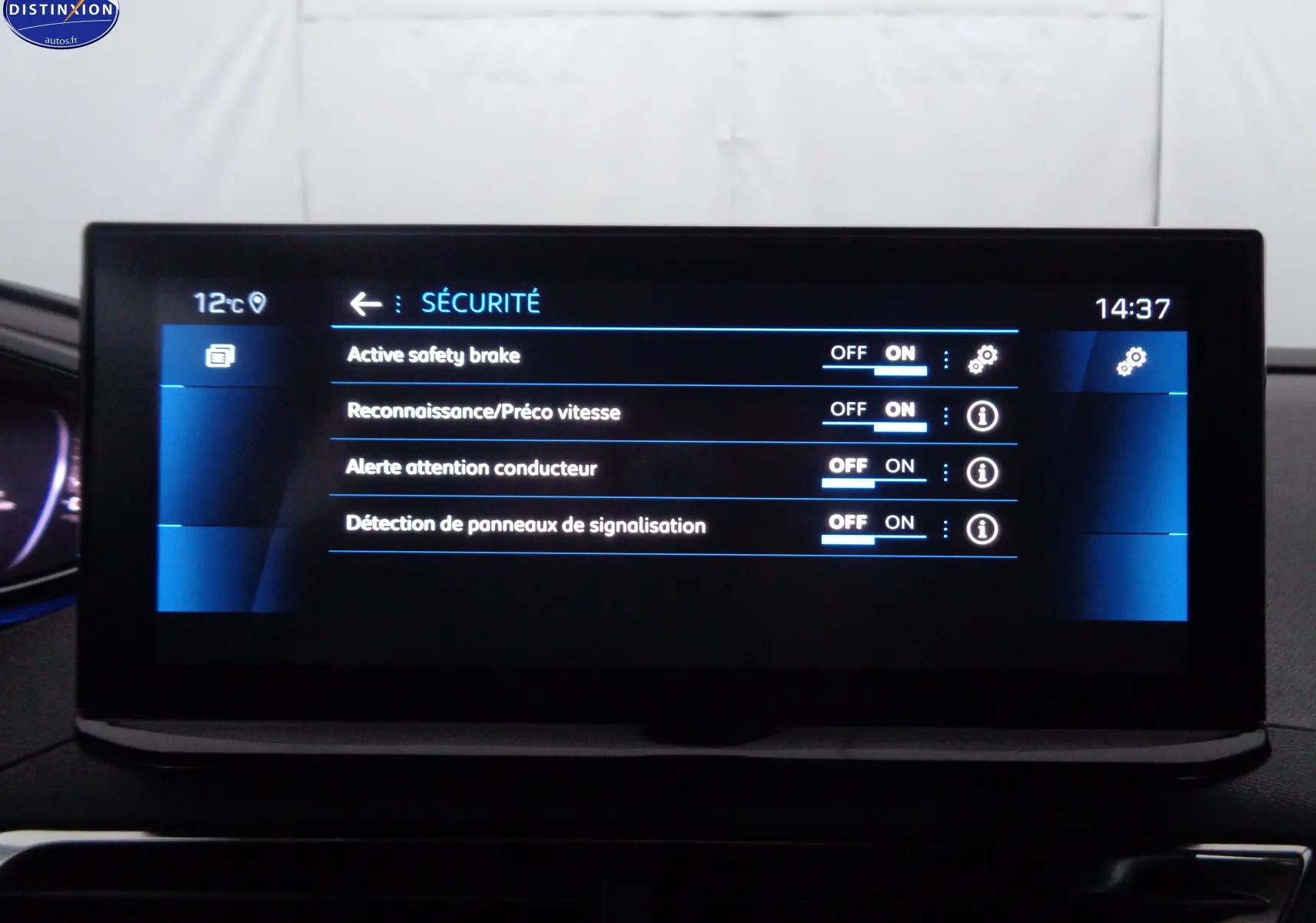 Écran central du Peugeot 3008 2023 affichant les réglages de sécurité avec options activées, intérieur noir.