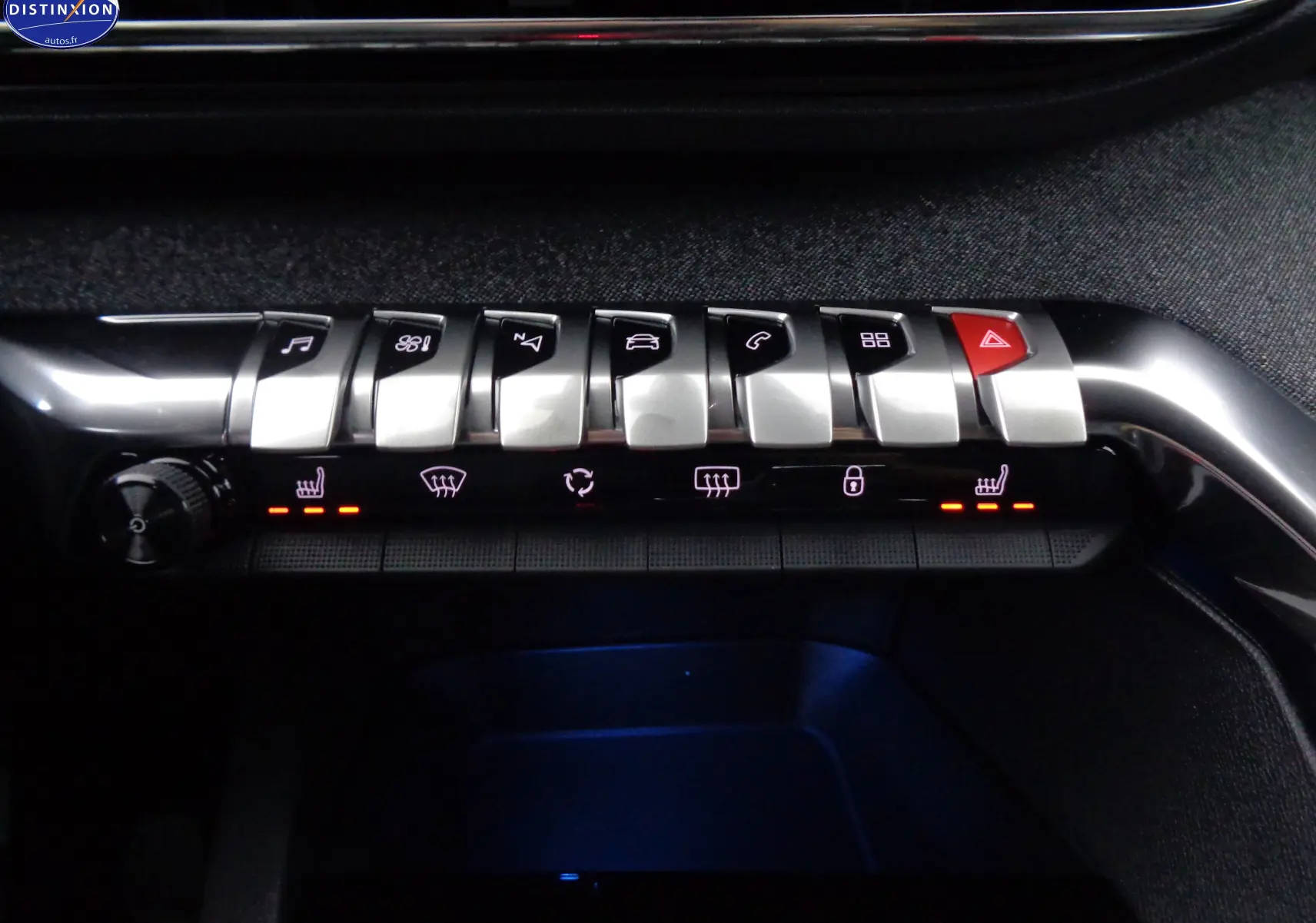 Gros plan sur la rangée de boutons métalliques et voyants lumineux du tableau de bord du Peugeot 3008 gris platinium 2023.