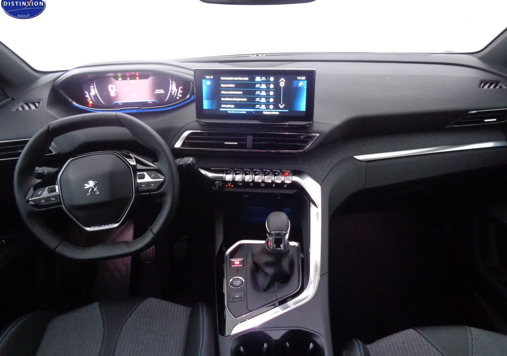 Intérieur du Peugeot 3008 2023 en vue frontale, tableau de bord moderne avec écran tactile et volant compact noir.