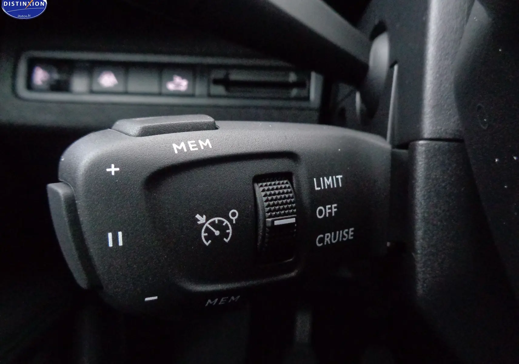 Gros plan sur la commande de régulateur de vitesse du Peugeot 3008 gris platinium, avec molette et boutons MEM, LIMIT, CRUISE.