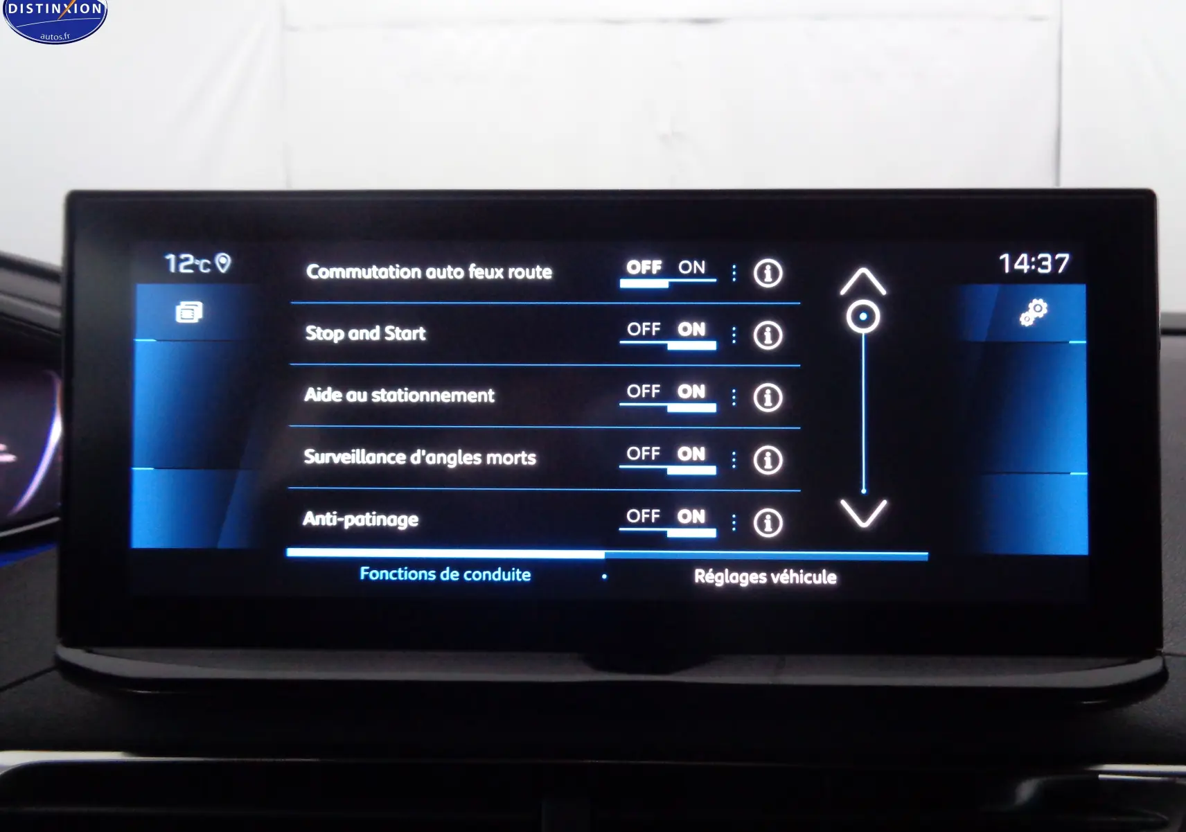 Écran tactile intérieur du Peugeot 3008 2023 affichant les réglages des aides à la conduite en mode nuit.