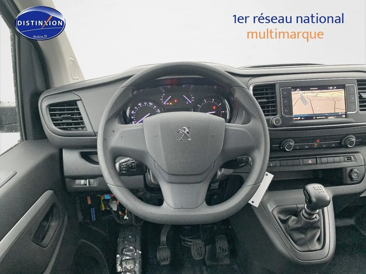 Vue intérieure centrée sur le volant et la console centrale du Peugeot Expert Long 2023 avec boîte manuelle.