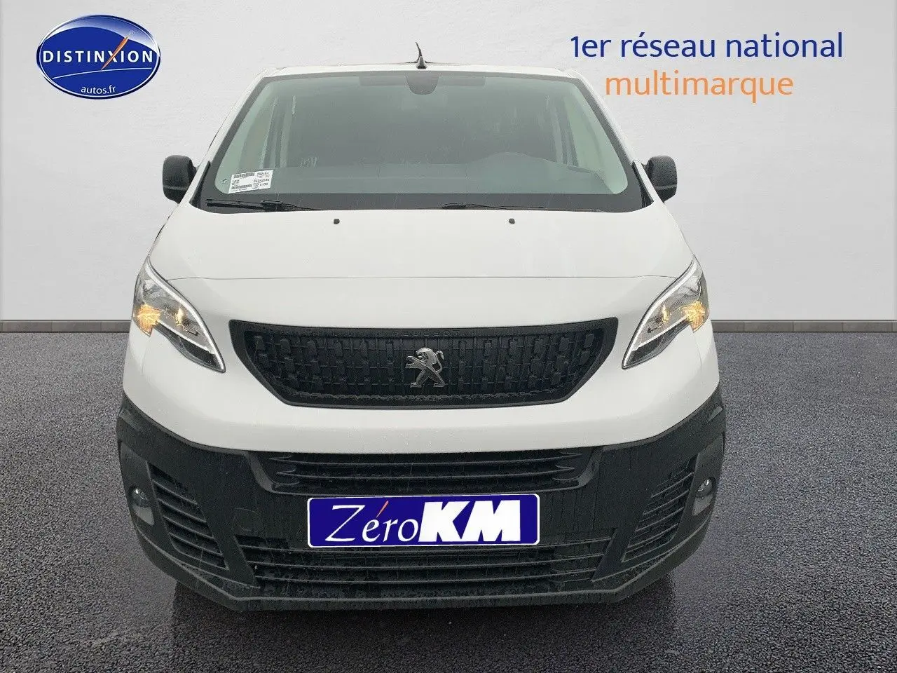 Vue frontale d'un Peugeot Expert Cabine Approfondie blanc Kaolin avec calandre noire et feux allumés.