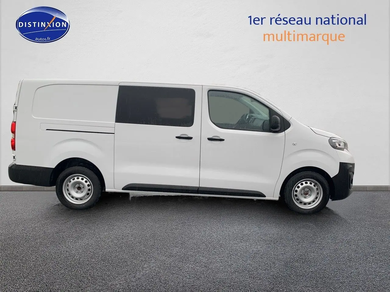 Profil droit d'un Peugeot Expert Cabine Approfondie blanc Kaolin, version Long 2.0 BlueHDi 140ch Confort Plus, utilitaire 2023.