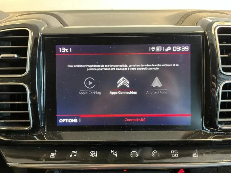 Écran tactile central du tableau de bord du Citroën C5 Aircross 2020 affichant les options Apple CarPlay, Apps Connectées et Android Auto.
