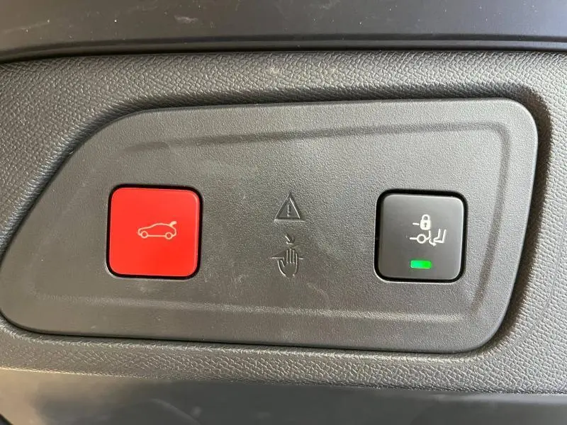 Gros plan sur les boutons de commande du hayon et de l'attelage dans l'habitacle du Citroën C5 Aircross blanc nacré 2020