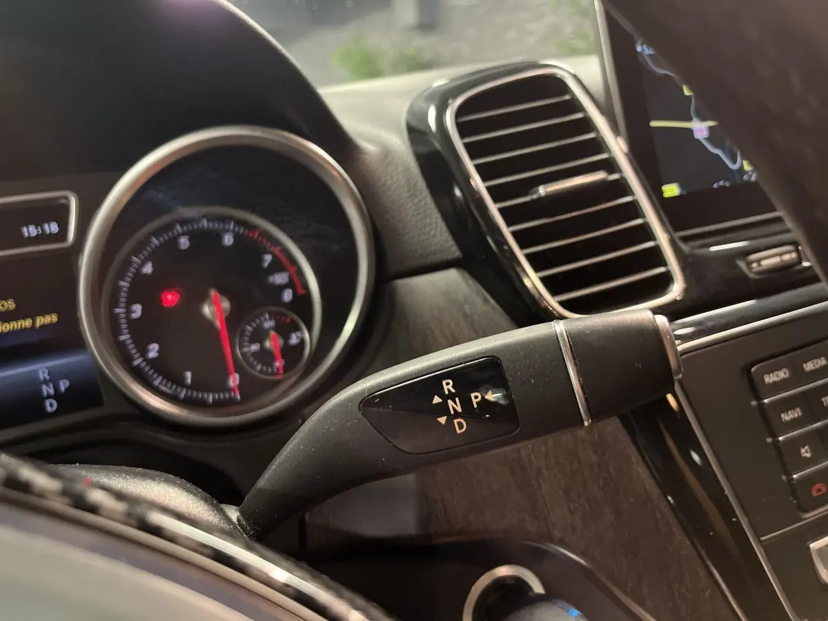 Le levier de boîte automatique noir avec indications R, N, D, P sur le tableau de bord d'un Mercedes GLE 2018.