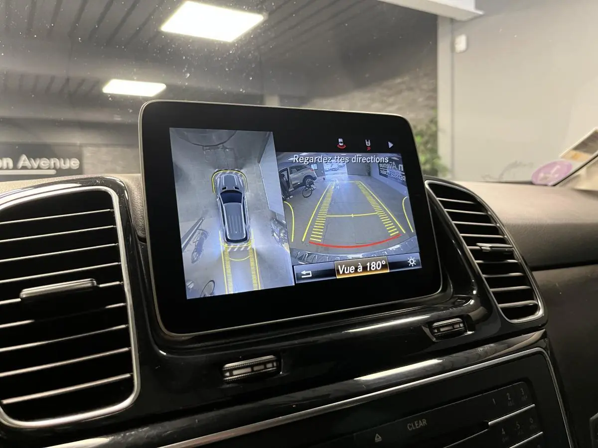 Écran central du Mercedes GLE 400 2018 montrant la caméra 360° et vue arrière en stationnement.