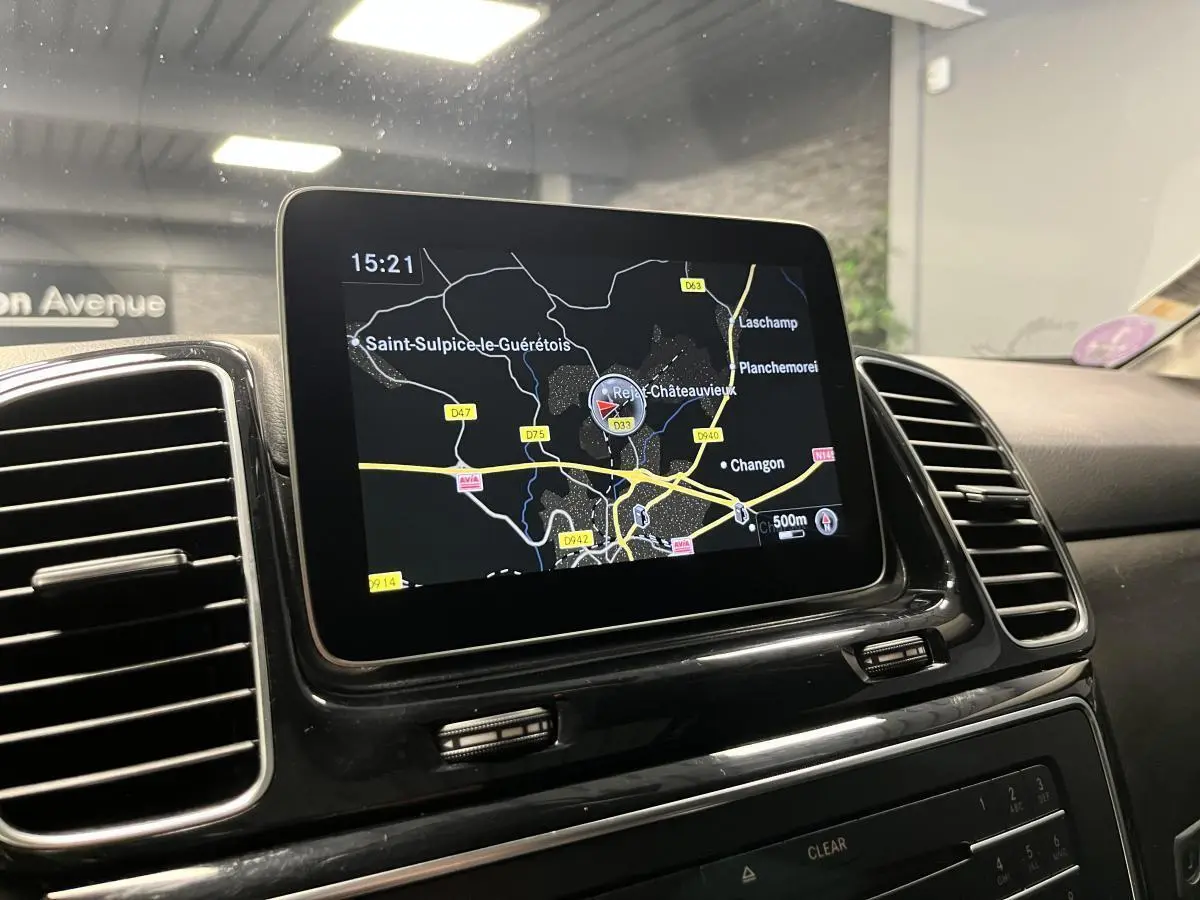 Écran de navigation central du Mercedes GLE 400 Fascination 2018, vue intérieure du tableau de bord noir.