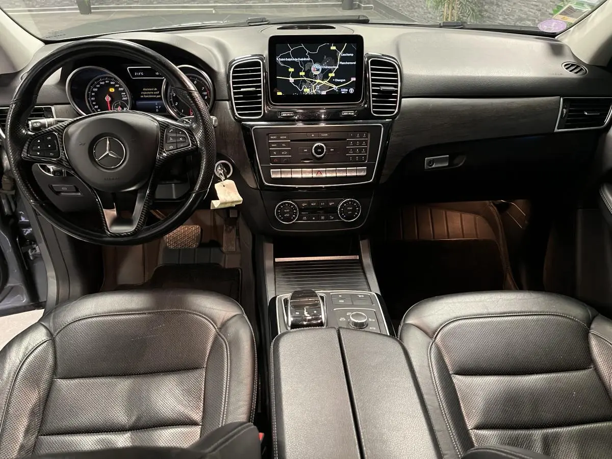 Vue intérieure du tableau de bord et console centrale du Mercedes GLE 400 Fascination 2018 avec sellerie cuir noire et écran de navigation.