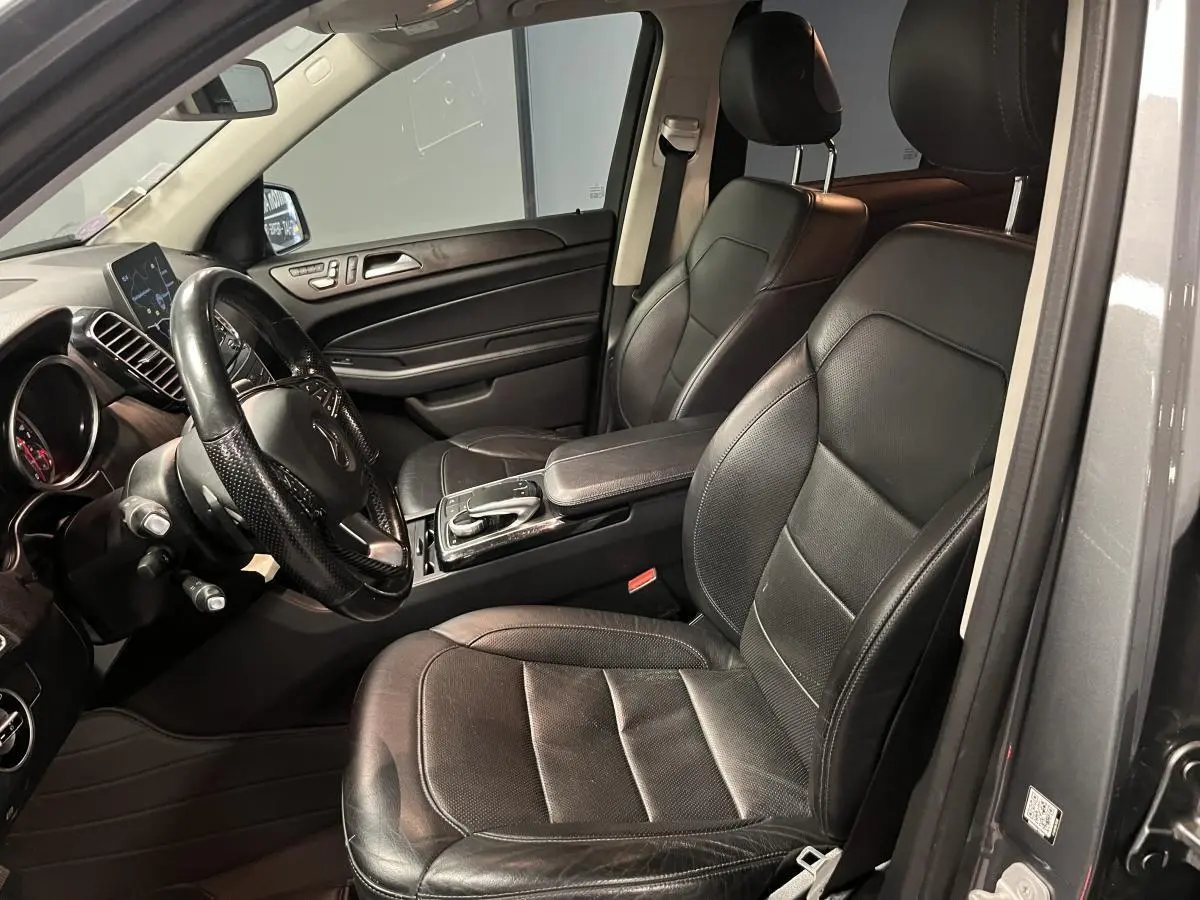 Vue intérieure côté conducteur du Mercedes GLE 400 Fascination 2018, sellerie cuir noir et volant multifonctions.