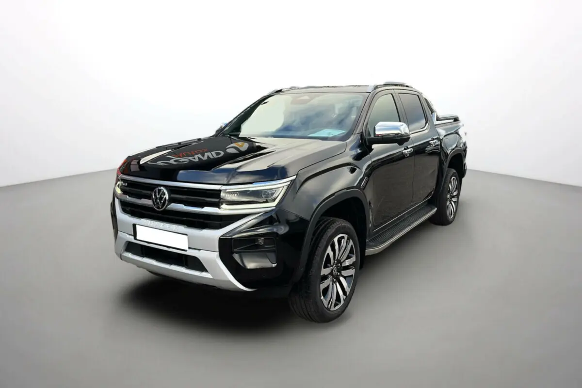 Volkswagen Amarok simple cabine noir 2025 en 3/4 avant droit avec jantes alliage et barres de toit chromées