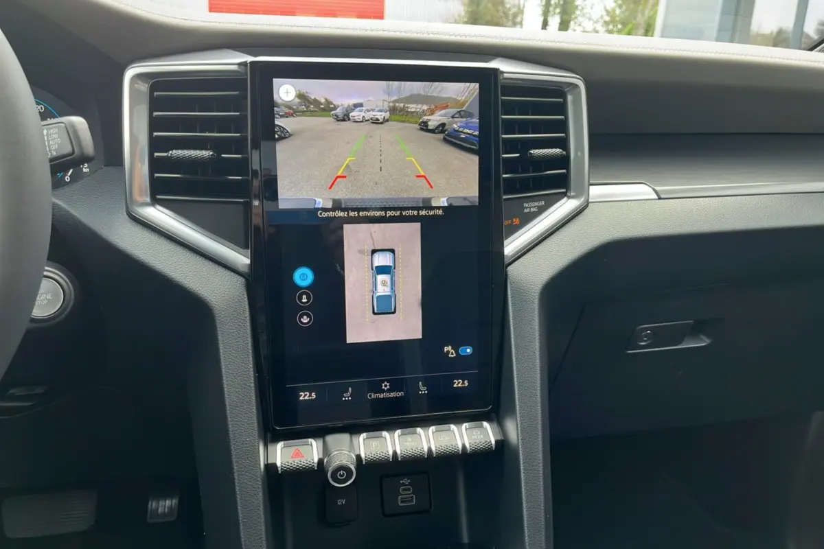 Vue rapprochée de la console centrale du Volkswagen Amarok V6 240 BVA10 Aventura 2025 avec écran tactile et commandes.