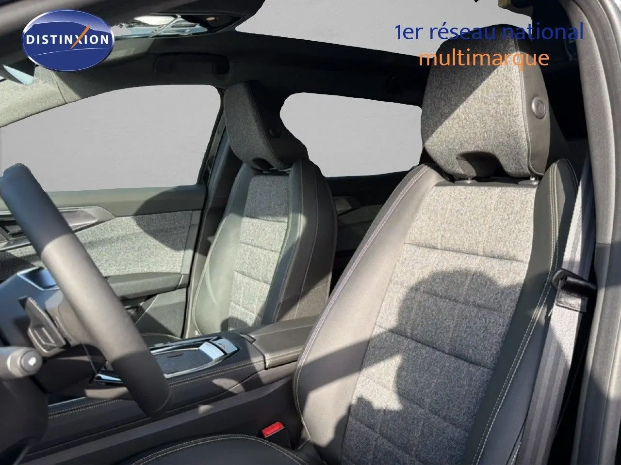 Vue intérieure des sièges avant en tissu gris et cuir noir du Renault Espace 2025, côté conducteur et passager.