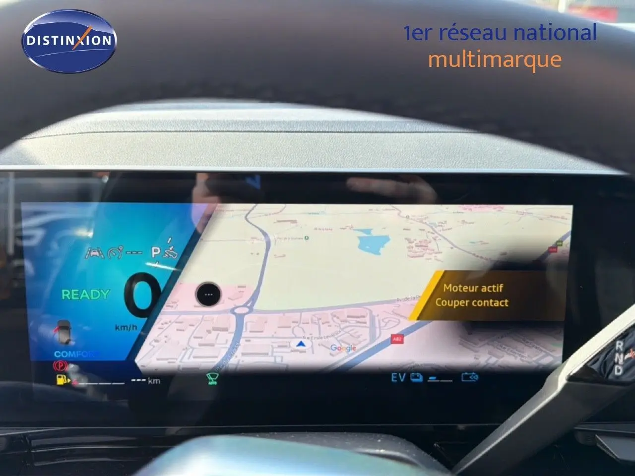 Tableau de bord numérique du Renault Espace noir étoile métal 2025, affichant navigation et état moteur actif.