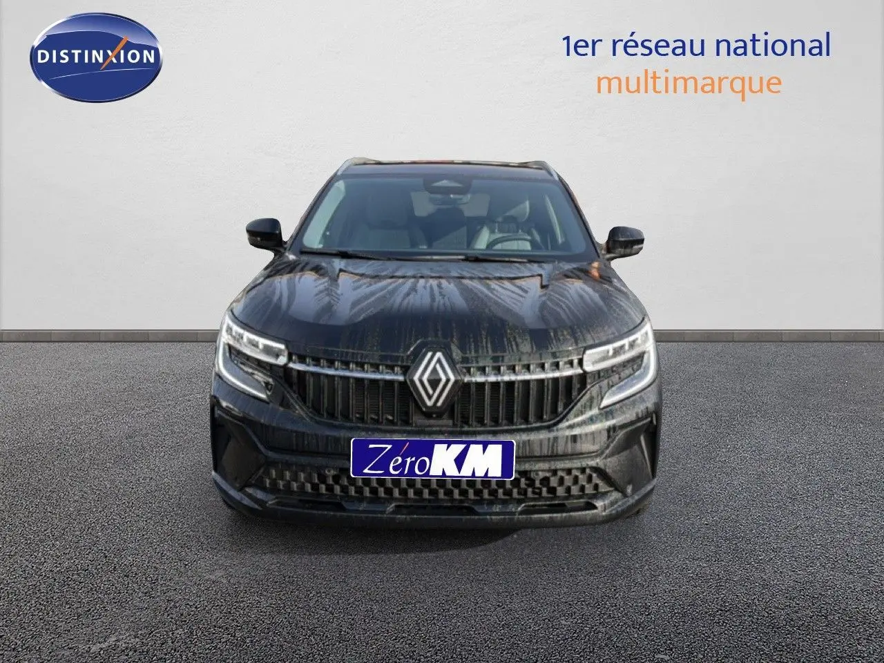 Vue frontale d'un Renault Espace 2025 noir étoile métal avec calandre marquée et phares LED allumés.