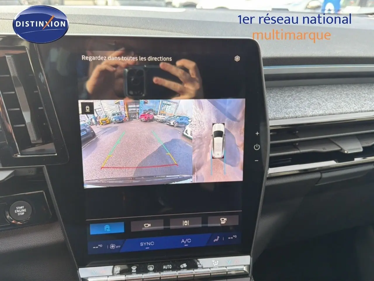 Vue rapprochée de l'écran central du Renault Espace noir étoile métal 2025 montrant la caméra de recul et l'aide au stationnement.