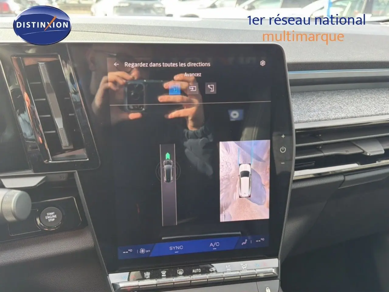 Écran tactile central affichant la caméra 360 dans l'habitacle du Renault Espace noir étoile métal, vue intérieure.