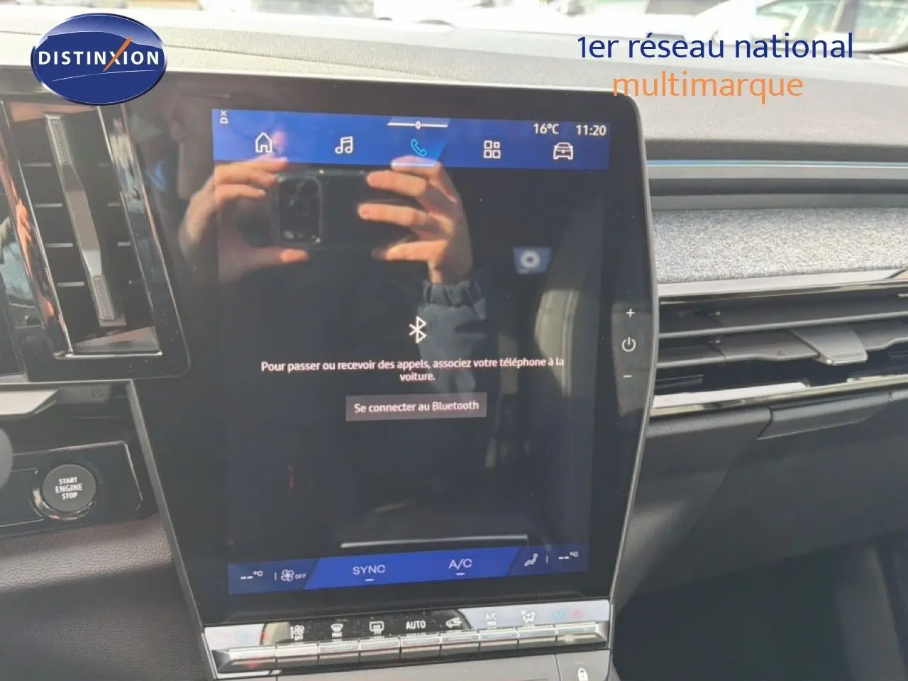 Écran tactile central du tableau de bord du Renault Espace 2025 noir étoile métal, avec commandes climatisation visibles.