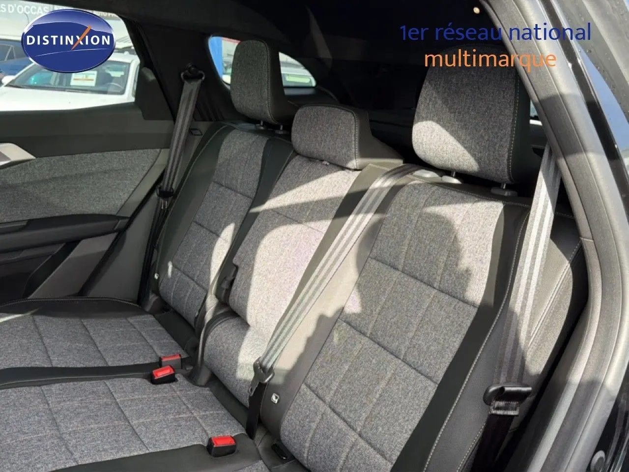 Vue intérieure sur les sièges arrière en tissu gris avec ceintures, dans un Renault Espace noir étoile métal 2025.