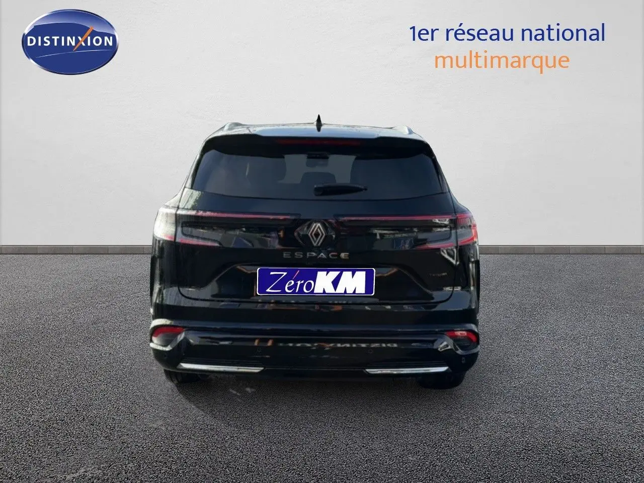 Vue arrière d'un Renault Espace 2025 noir étoile métal avec feux LED étirés sur toute la largeur.
