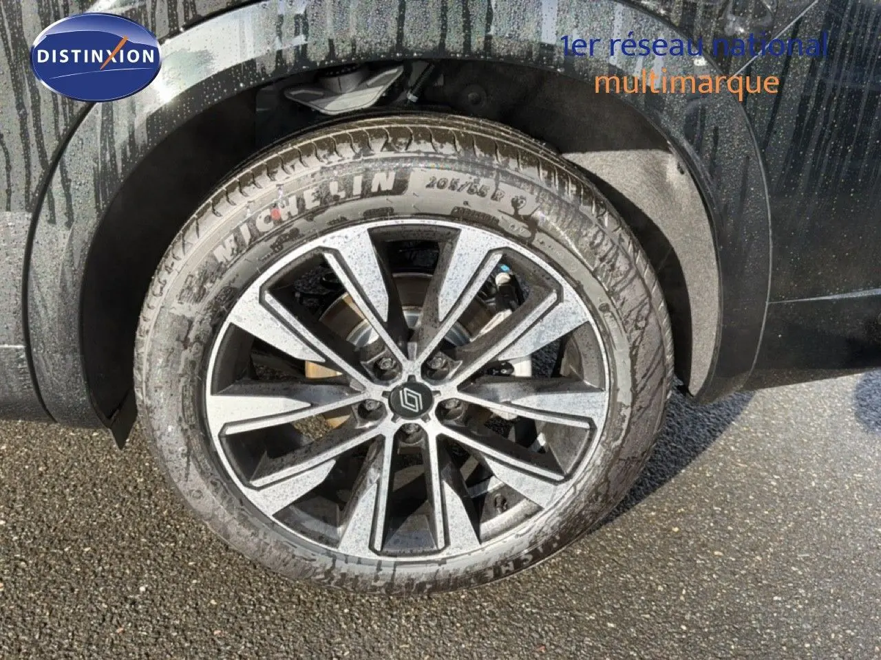 Gros plan sur la roue avant gauche du Renault Espace noir étoile métal avec jante alliage 19 pouces biton.