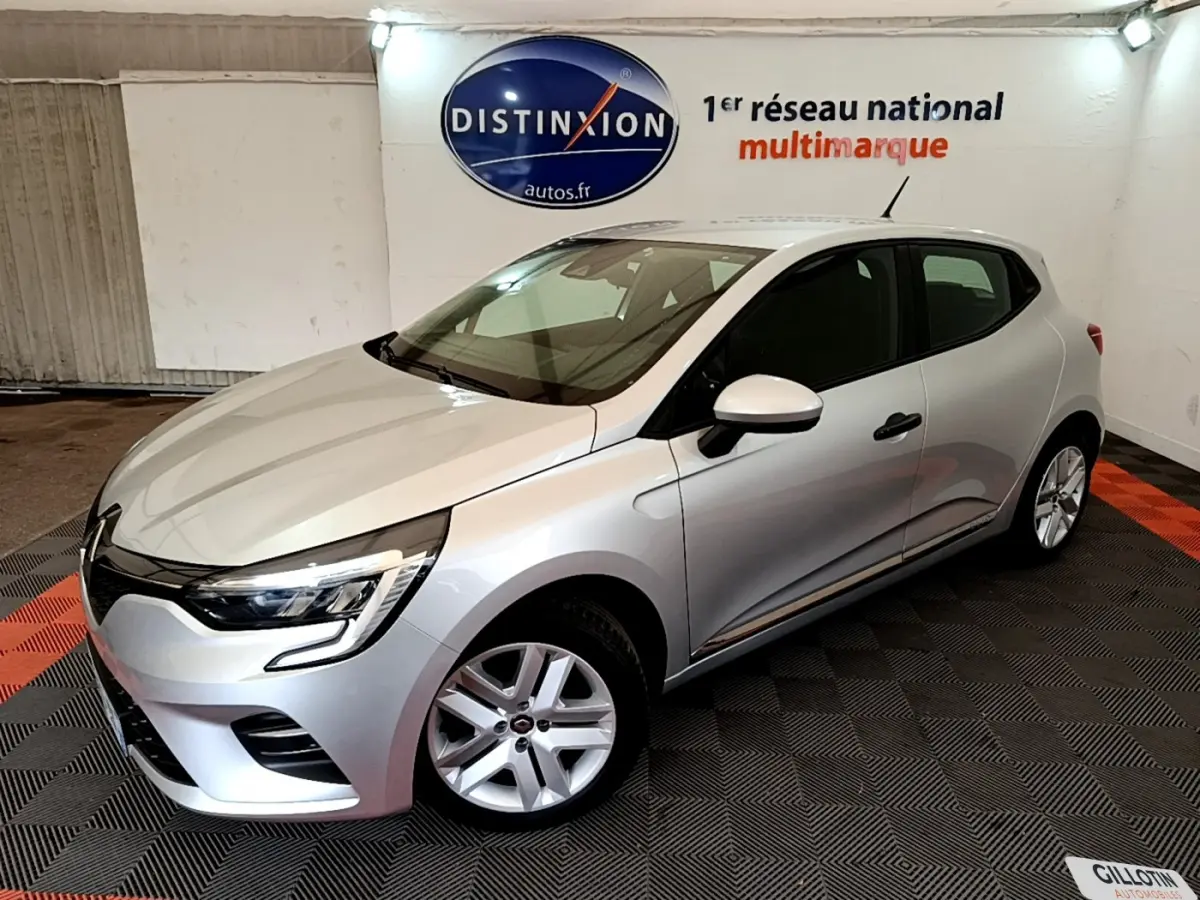 Renault Clio Business TCe 100 gris clair vue 3/4 avant droit, avec phares LED et jantes alliage cinq branches.