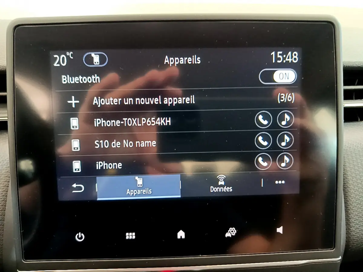 Écran tactile central de la Renault Clio Business TCe 100 2020 affichant la connexion Bluetooth et les appareils appairés.