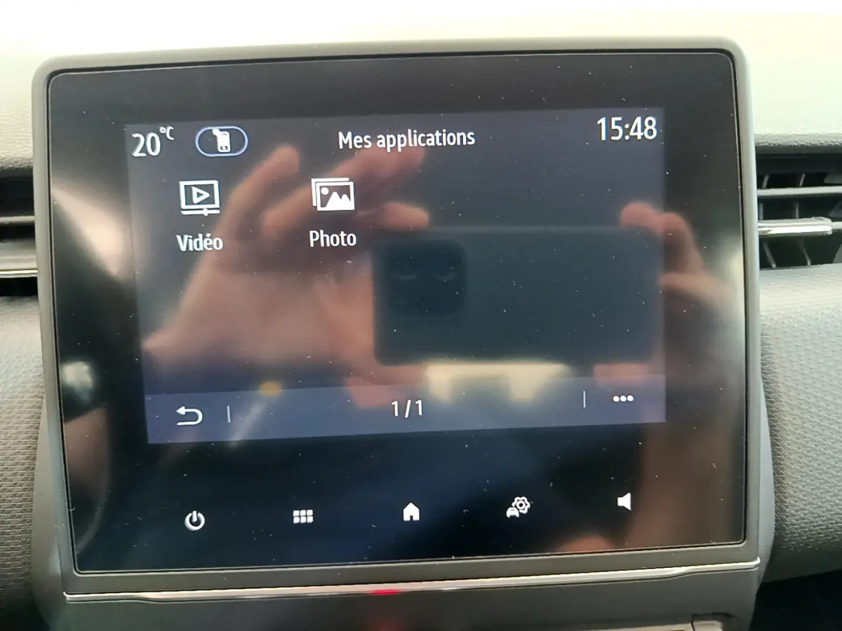 Écran tactile central de la Renault Clio Business TCe 100 2020 affichant les applications vidéo et photo, intérieur gris.