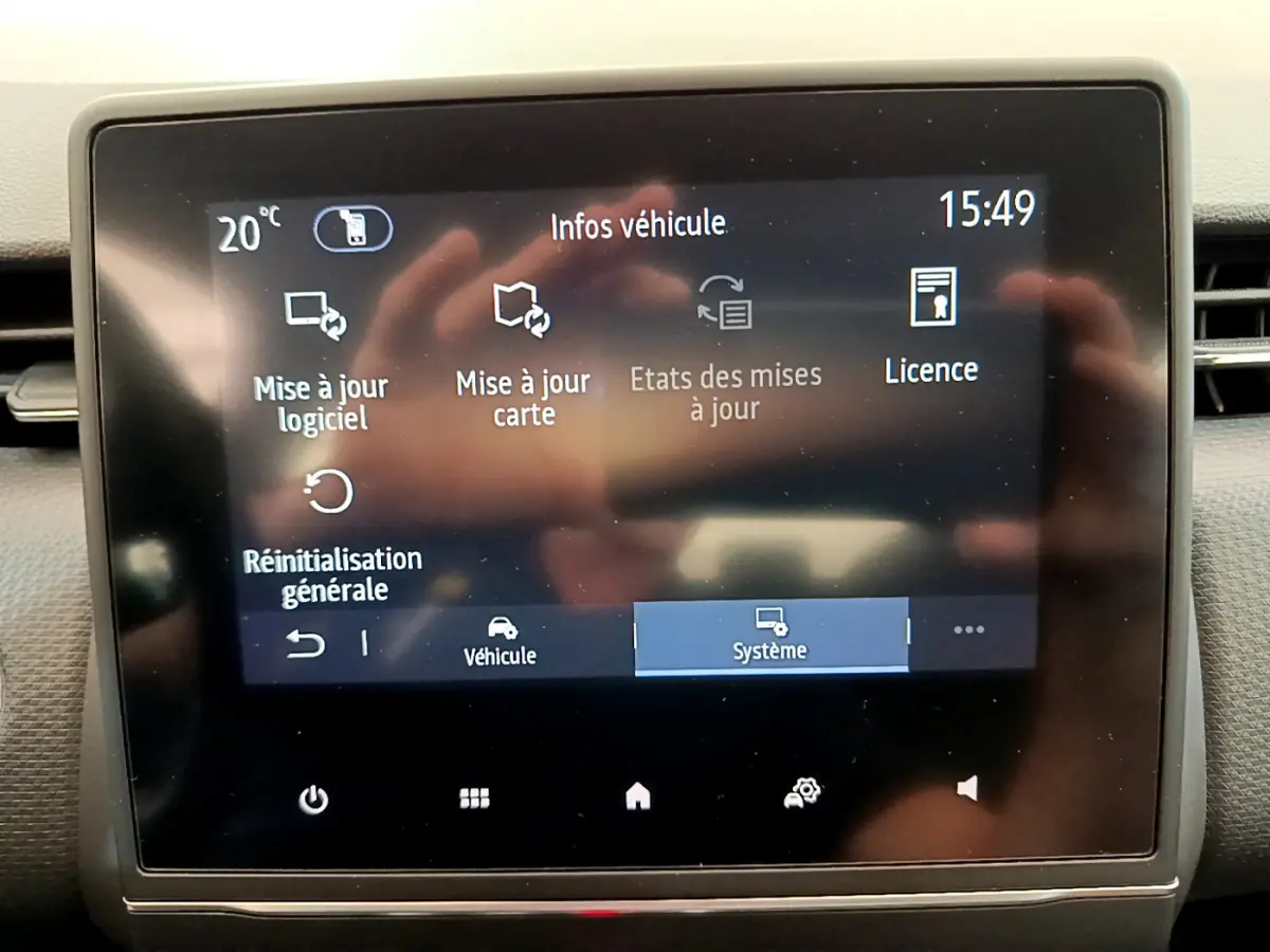 Écran tactile central affichant les options de mise à jour du système dans une Renault Clio Business TCe 100 gris clair de 2020.