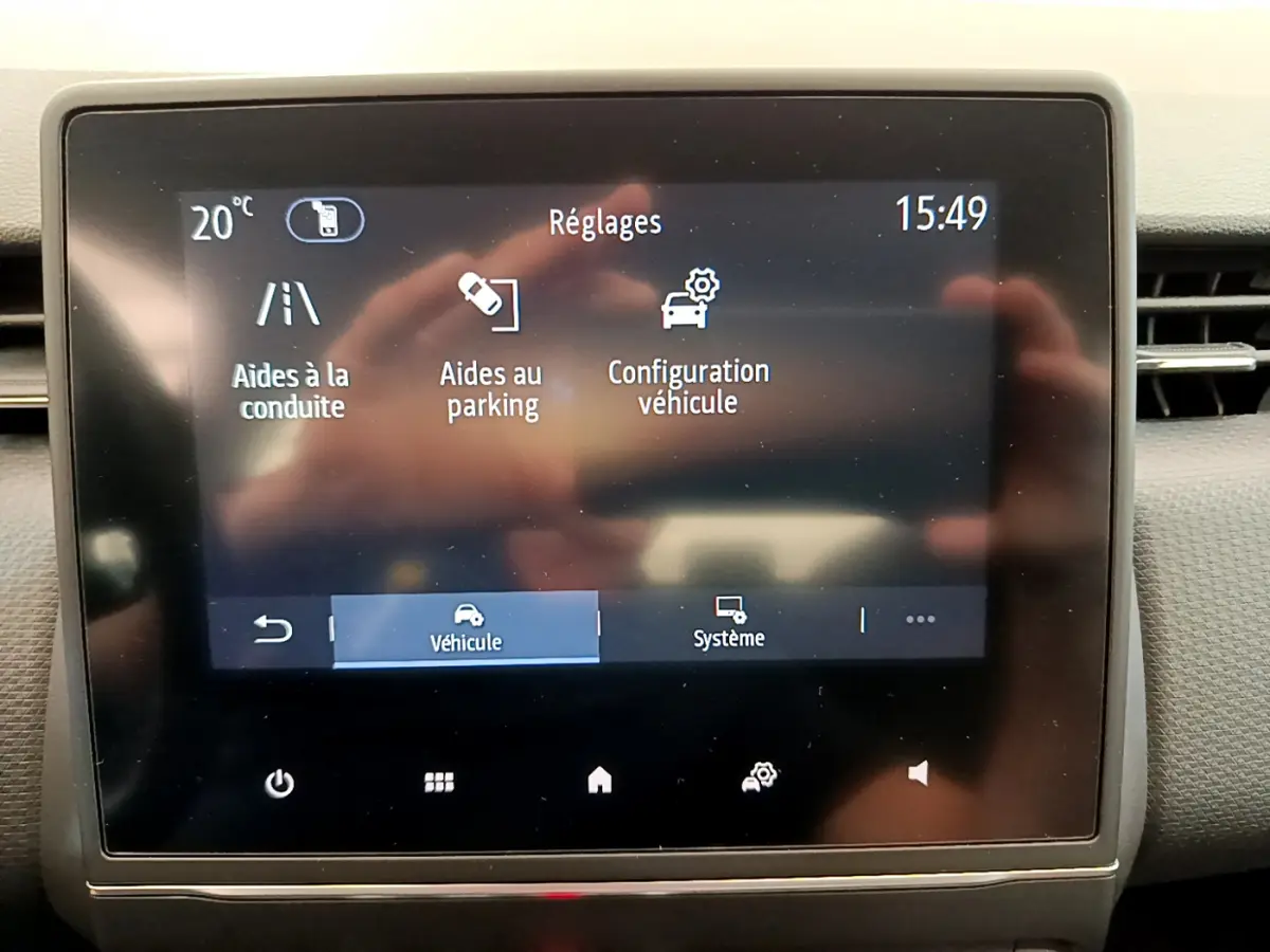 Écran tactile central de la Renault Clio Business 2020 affichant les réglages d'aides à la conduite et au parking.