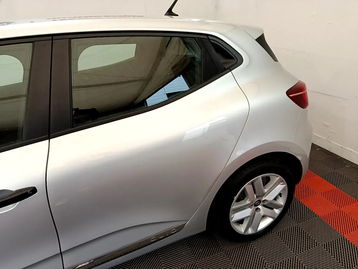 Vue côté droit arrière d'une Renault Clio Business TCe 100 gris clair avec jante alliage et feux arrière LED.