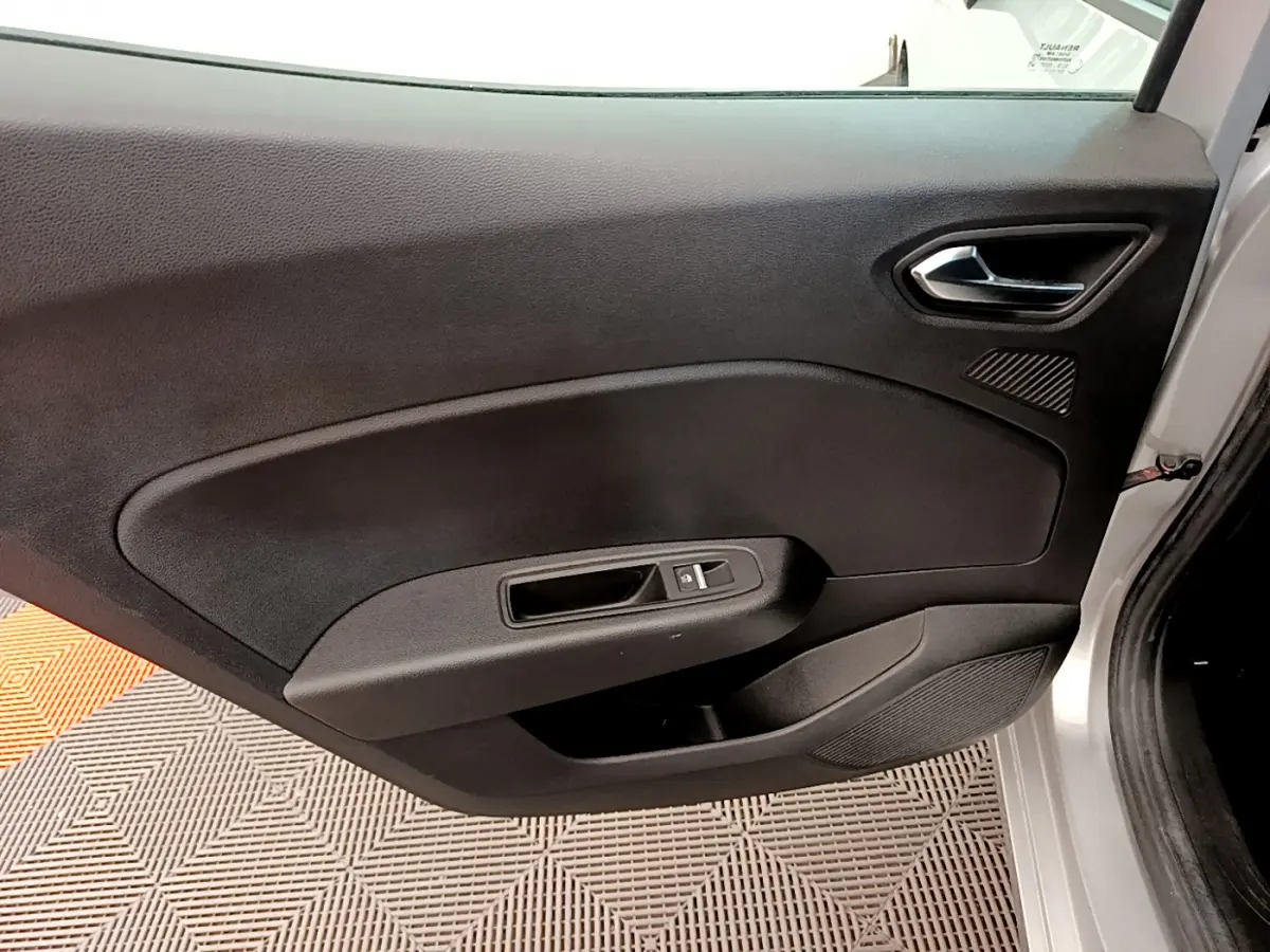 Intérieur montrant la porte côté droit de la Renault Clio Business TCe 100 2020 avec panneau noir et commande de vitre électrique.