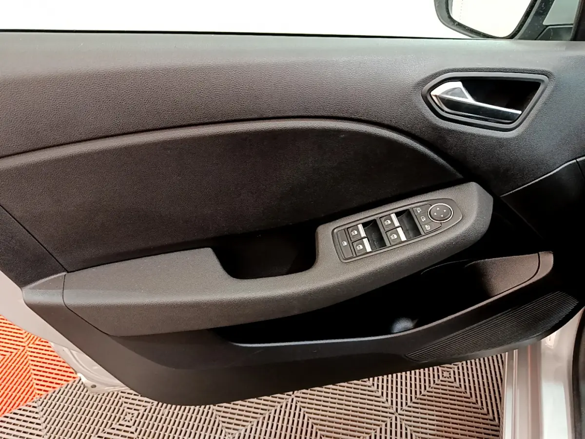 Panneau de porte avant gauche gris clair de Renault Clio Business TCe 100 2020 avec commandes électriques des vitres.