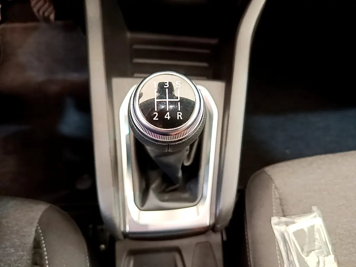 Le levier de vitesses manuel vu de dessus dans l'habitacle de la Renault Clio Business gris clair de 2020.