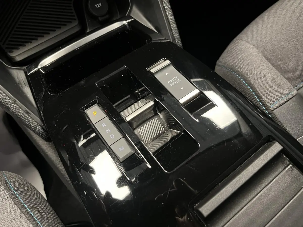 Console centrale brillante avec commandes de boîte automatique et mode de conduite sur Citroën C4 X 2024, intérieur gris tissu