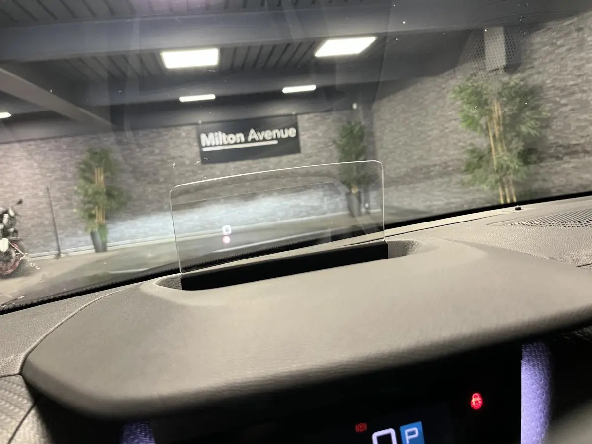 Affichage tête haute transparent sur tableau de bord gris de la Citroën C4 X 2024 en intérieur de garage