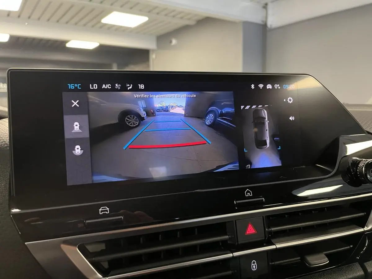 Écran central tactile du Citroën C4 X 2024 montrant la caméra de recul avec vue 360° en intérieur gris.