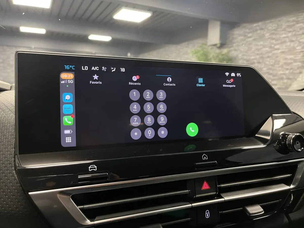 Écran tactile central 10 pouces affichant un clavier d'appel, sur tableau de bord noir du Citroën C4 X gris 2024.
