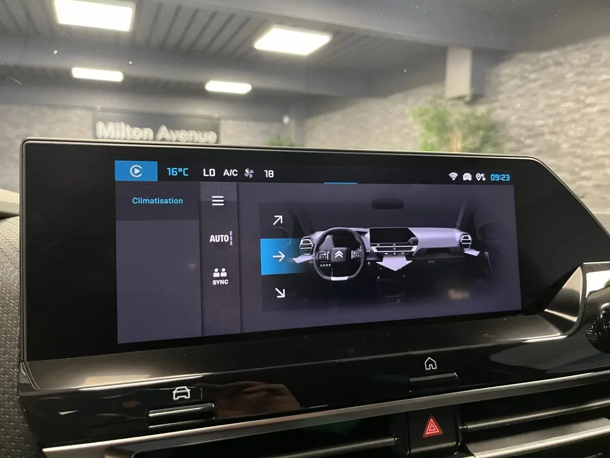 Écran tactile central 10 pouces affichant la climatisation dans l'habitacle du Citroën C4 X gris 2024.