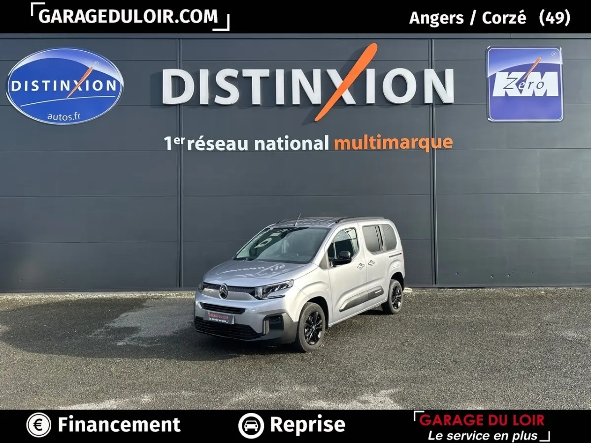 Citroën Berlingo gris clair vu en 3/4 avant droit, avec jantes noires et portes coulissantes visibles.