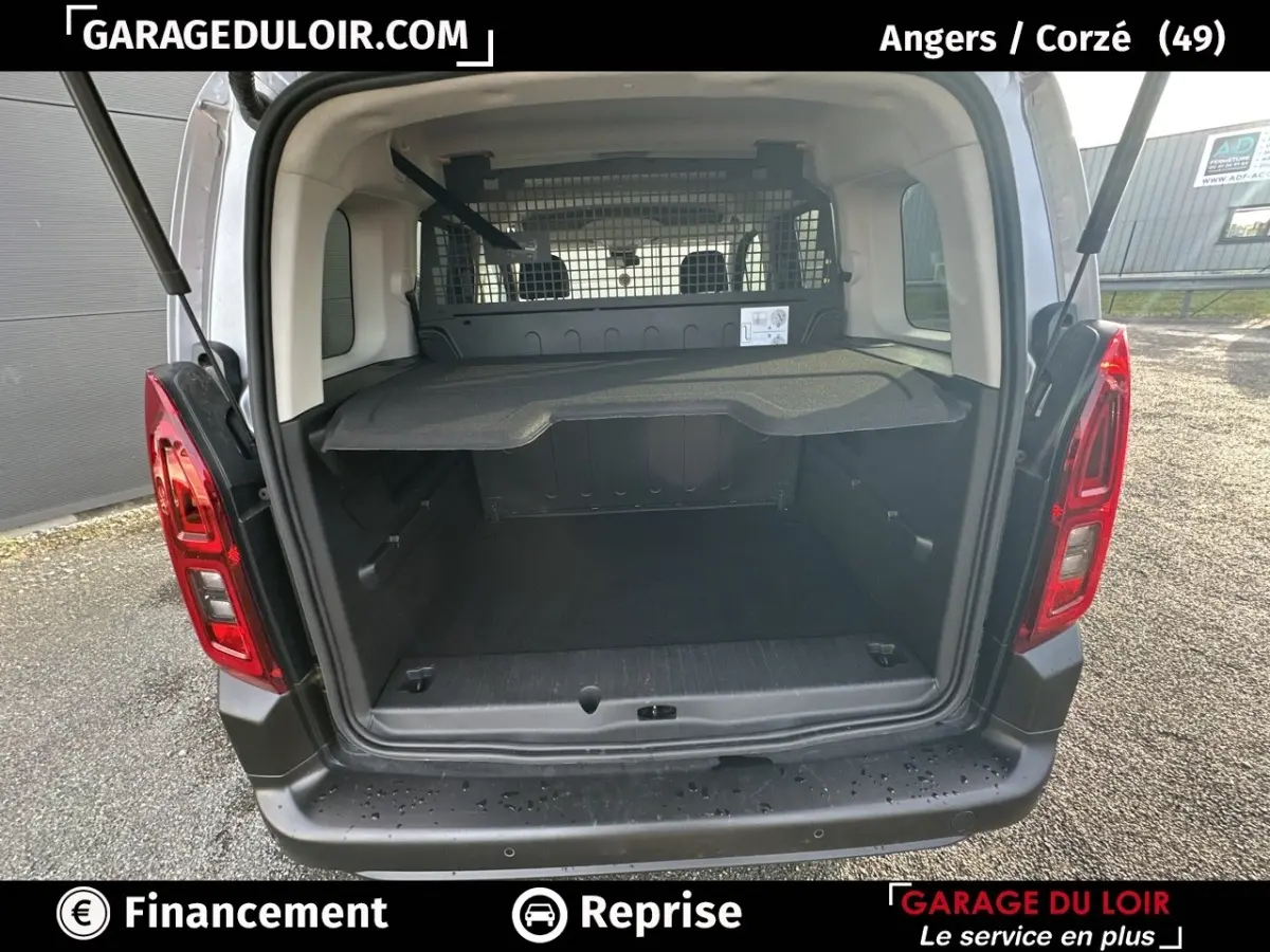 Vue arrière du Citroën Berlingo gris clair 2024 avec coffre ouvert et tablette de séparation visible.