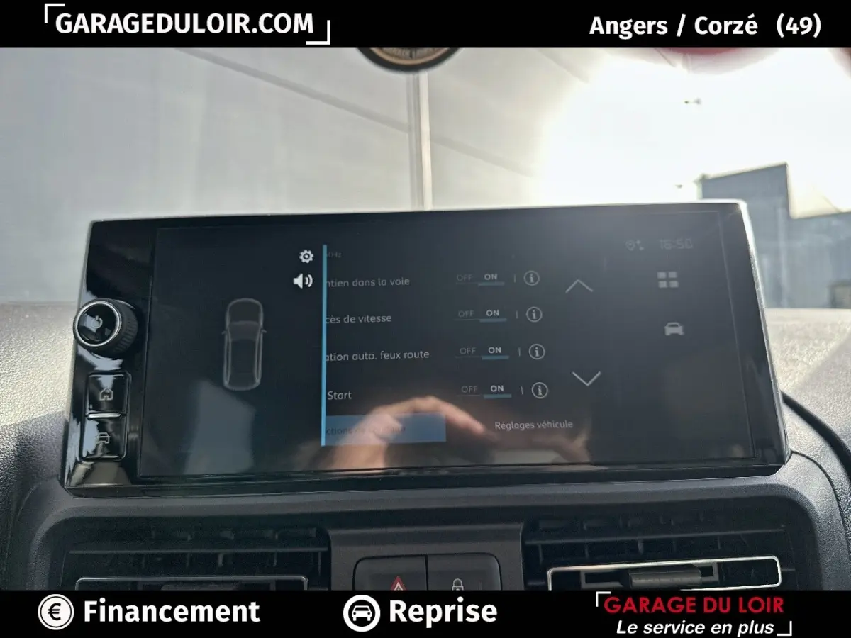 Écran tactile central du tableau de bord du Citroën Berlingo 2024, affichant les réglages d’aide à la conduite.