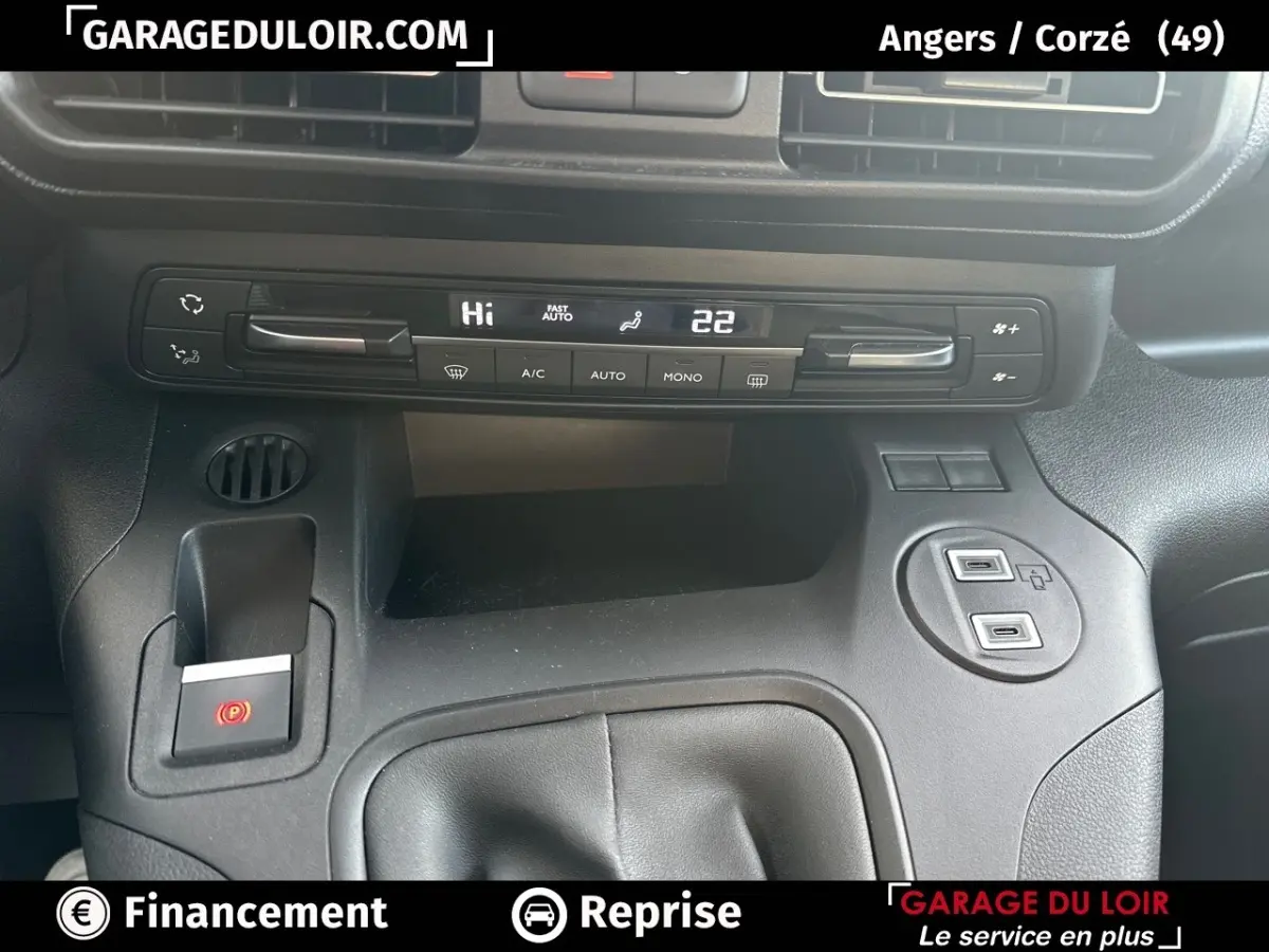 Vue rapprochée du tableau de bord noir du Citroën Berlingo 2024, montrant la climatisation digitale et les ports USB.